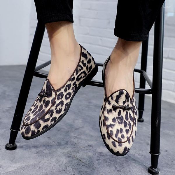 Zapatos de vestir Moda Conducción Slip-on Mocasines perezosos Estampado de leopardo Gamuza Causal Mocasín Cómodo Mulas Hombres Puntiagudos Retro Social