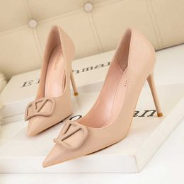 Chaussures habillées mode talons hauts chaussures pour femmes boucle en métal chaussures de créateur de luxe Y2303