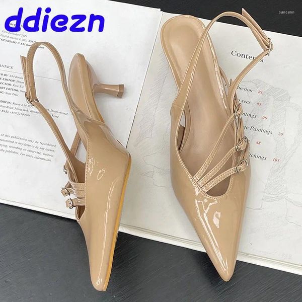 Chaussures habillées mode pointues dames talons minces pompes 2024 Metal Boucle Femmes Moyenne Femelle Big Size Footwes