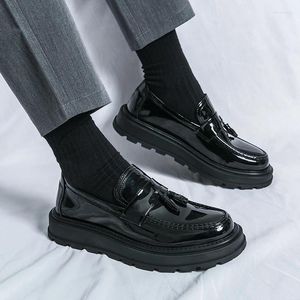 Zapatos de vestir Moda Fondo grueso Negocios de los hombres Patente de cuero Slip-on Borla Estudiante Oficina Mocasines Negro Kerae