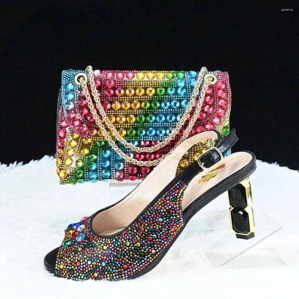 Zapatos de vestir Moda Mujeres Piedras coloridas y bolsa Conjunto Africano Damas Sandalias de verano Partido con bolso Clutch Femmes Sandales GL46