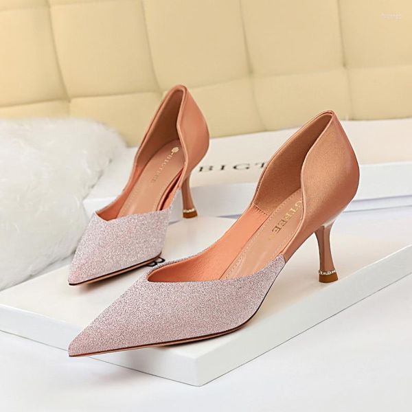 Chaussures habillées Fashion Femmes Hinestone Talons Brand Pumps Sexy Verre de vin pointu avec chaton 2022 Low Heelsdress