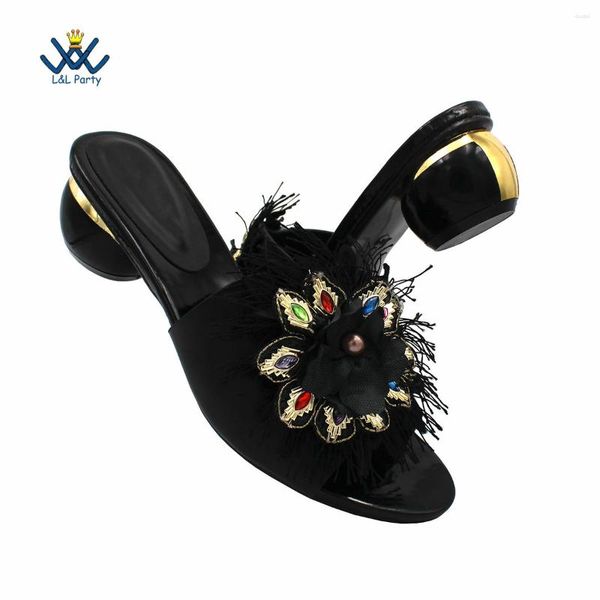 Zapatos de vestir Zapatillas de estilo de flores y borlas de moda sin bolsa en color negro para damas de oficina