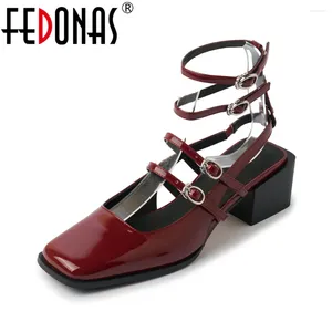 Chaussures habillées Fedonas Punk Rome Style Femmes Sandales en cuir Sangle de cheville Party Mariage Fashion Square Toe Spring Summer Pumps