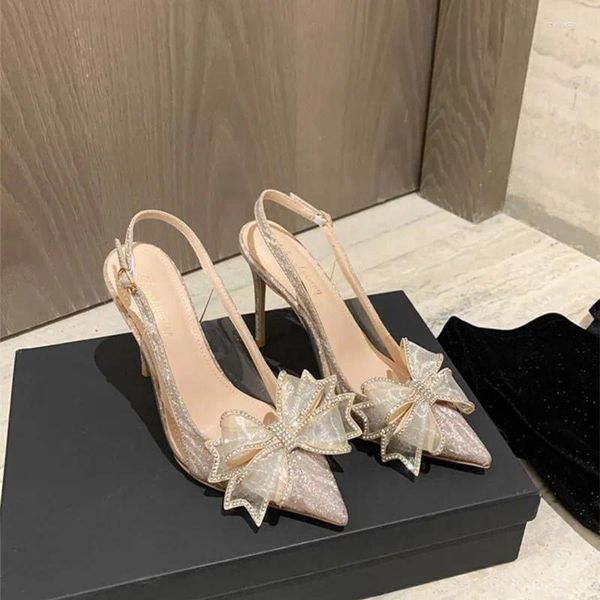 Chaussures habillées à talons fins pointus de mariée matériau scintillant strass tête de chignon après le banquet de concepteur vide luxe sable à talons hauts