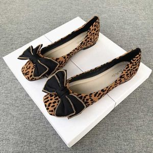 Zapatos de vestir Zapatos planos con cabeza cuadrada y boca poco profunda 2023 Primavera Nuevo diseño de estampado de leopardo con lazo Zapatos de trabajo cómodos y versátiles L230724