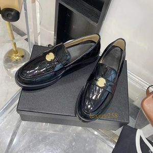 Geklede schoenen flats klassieke loafers muntgesp kalfsleer metalen gesp wit zwart dames casual schoenen designer luxe damesmode kleine leren schoenen