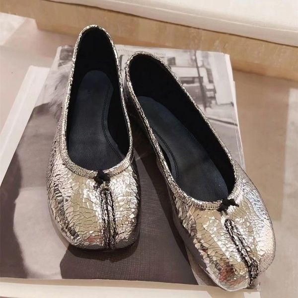 Chaussures habillées Appartements Tabi Ninja Mocassins Rond Split Toe Peu Profonde Femmes Chaussures Simples Slip On Slingback Chaussures Femme Casual Doux Argent Mocassins 230920