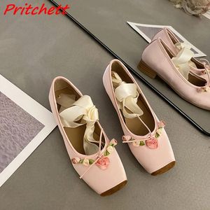 Chaussures habillées fleur en dentelle en dentelle rose Pumps pour femmes
