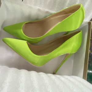 Chaussures habillées vert Fluo femmes Satin bout pointu 8cm 10cm 12cm talon haut mariage demoiselles d'honneur élégant escarpins à talons aiguilles grande taille