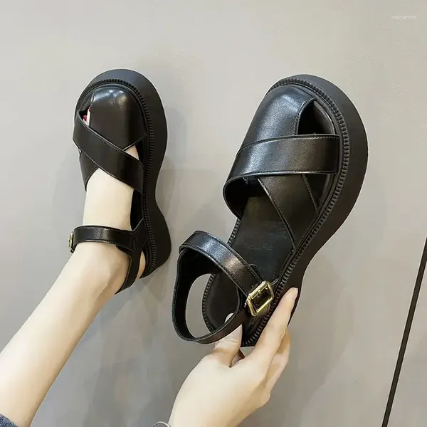 Chaussures de chaussures de chaussures plate-forme pour femmes sandales pour la femme été 2024 Extérieur style romain taille asiatique Vintage Luxury chaussure décontractée