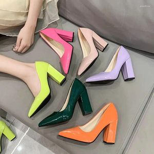 Zapatos de vestir para mujer 2023 Cuero normal Casual Calzado de verano para mujer Punta puntiaguda Tacones cuadrados Tacón súper alto Verde Rosa Elegante A