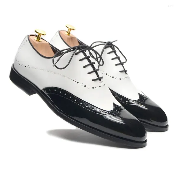 Robe chaussures formelles Oxfords pour hommes blanc noir véritable vache en cuir verni affaires à lacets Wingtip Toe Brogue mariage hommes