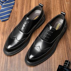 Chaussures habillées chaussures formelles élégant homme masculin de travail noir bas chaussures à talons britanniques Style commercial British Classic Model Spring and Automne