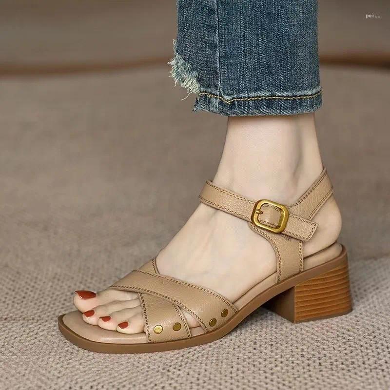 Klädskor franska mitten av hälen öppen tå sandaler för kvinnor 2023 sommar mjuka läder kors över med tjocka klackar