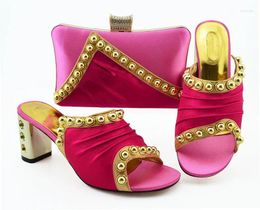 Chaussures habillées Fuchsia Femmes High Heel Match Handbag Sac à main avec décoration métallique Pumps et sacs africains pour MM1090