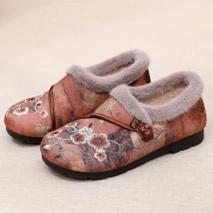 Chaussures habillées Mocassins floraux de style chinois de style chinois de ballet doublé de fourrure dames chaussures chaudes d'hiver moccains en peluche femme élégante slip sur mocassin 231201