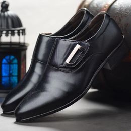 Zapatos de vestir Gaoke 2024 Men Bussiness Formal Single Hebilla Slip On Black Brown Man Fiesta de la oficina Boda 48