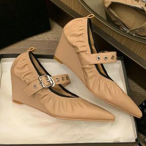 Chaussures habillées véritable peau de mouton en cuir couleur argent nu doux bout pointu plissé femmes pompes boucle sangle compensées talons hauts Mary Janes