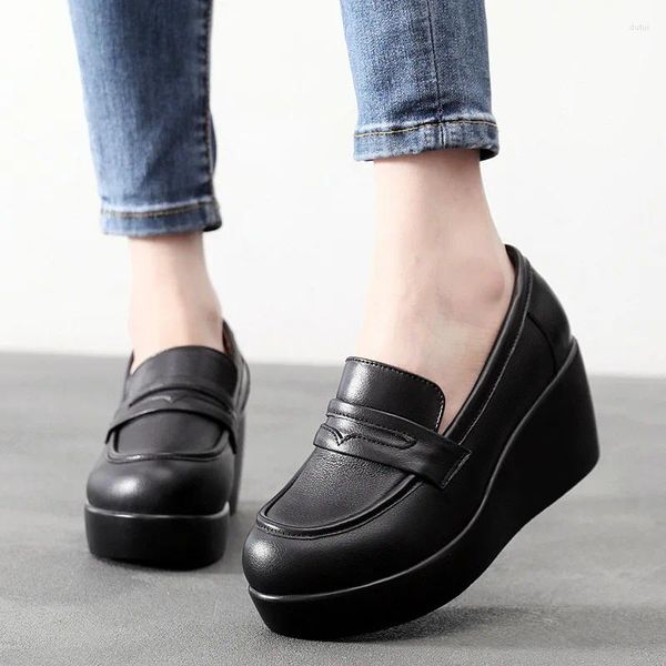 Zapatos de vestir GKTINOO 2023 Cuero genuino Plataforma negra Suela gruesa Cuñas Mujer Aumento Plus Terciopelo Invierno