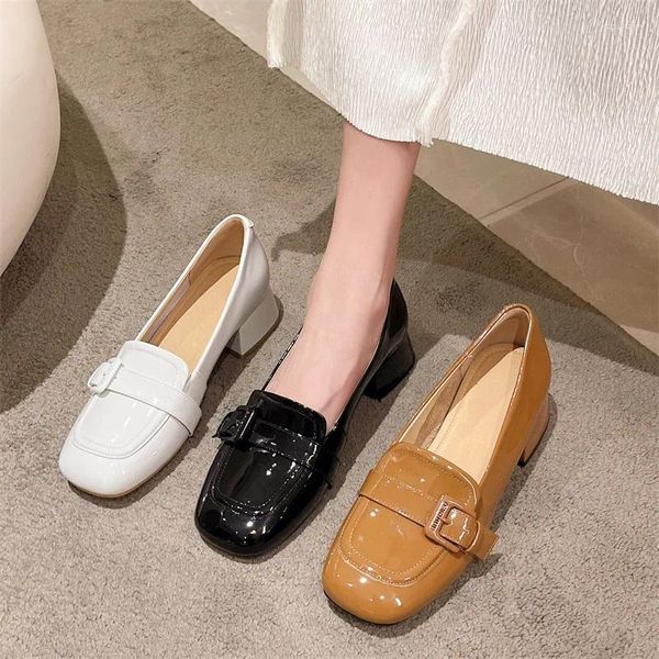 Chaussures de robe en cuir verni de chèvre femme 2023 côté été mode déplacement simple décontracté petit