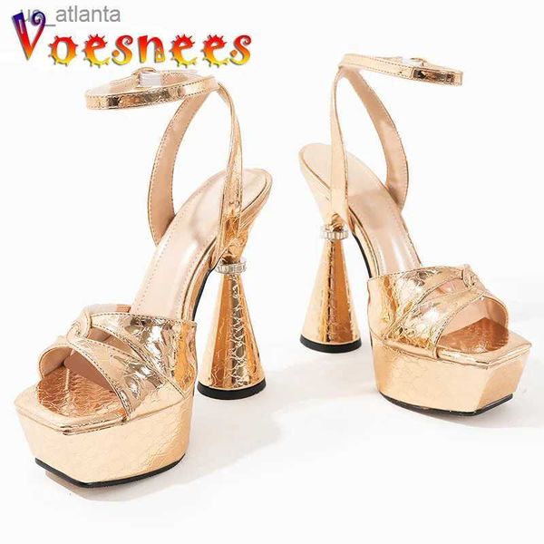 Zapatos de vestir Sandalias para mujer en relieve de oro Banda cruzada Fondo grueso Tacones súper altos Bombas Plataforma impermeable Modelos de moda Paseo Show H240325