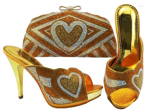 Chaussures habillées Femmes Gold Pumps avec un sac en strass de motif cardiaque pour le sac à main de match africain JZC005