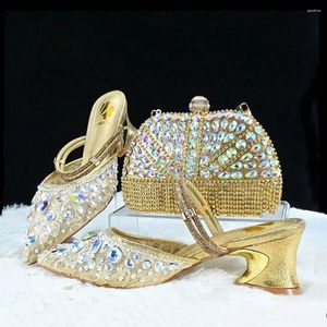 Zapatos de vestir Oro Mujeres Piedras y bolsa Set African Ladies Sandalias Bombas de lujo Partido con bolso Clutch Monedero Femmes Sandales GL45