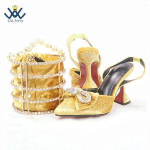 Chaussures habillées Couleur dorée Design spécial des dames italiennes et des sacs de sacs à la mode avec du cristal brillant pour la fête