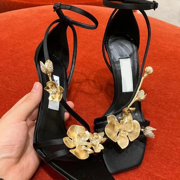 Zapatos de vestir flores doradas tacones altos seda diseñadora de lujo sándalo metálico de flores metálicas dedo de la fiesta de la fiesta del tacón fino puntiagudo