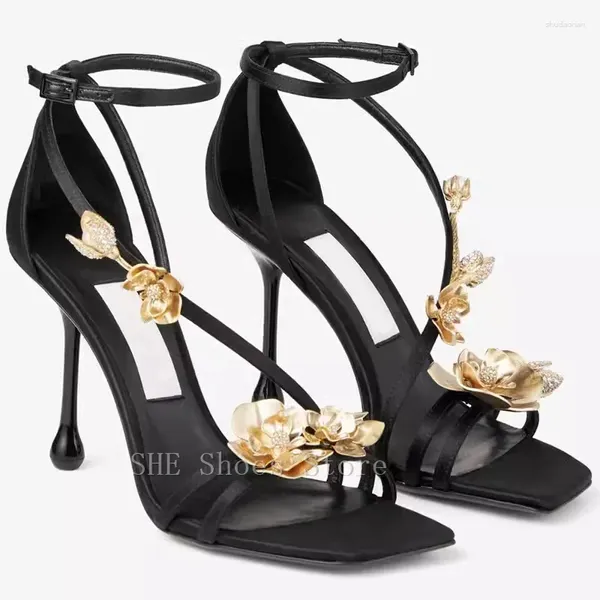 Zapatos de vestir Decoración de flores de metal dorado Mujeres Hebilla Correa Tacones altos Punta cuadrada Tacón fino Una sandalias Moda Pasarela Damas