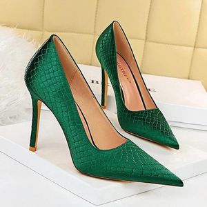 Kleding schoenen groen satijnen pompen vrouwen banket hoge hakken sexy 10,5 cm stiletto puntige teen 2024 herfst dames mode feestje bruiloft