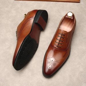 Dress Shoes Handmade Heren Echt lederen Oxfords Business 2024 Autumn Elegant Black Brogues Wedding Sociale man