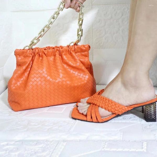 Chaussures habillées de haute qualité Orange Femmes Match Sac à main plissé Pompes africaines et sac Ensemble G14 Talon 5.5cm