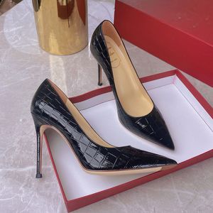 Robe chaussures à talons hauts filles mince pointu 2023 printemps été polyvalent automne hiver sexy petit frais noir professionnel 230823