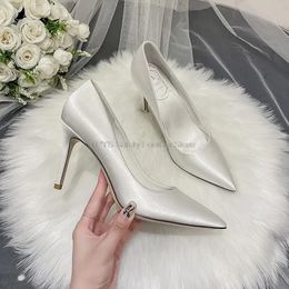 Chaussures habillées Talons hauts mariée chaussures de mariage femmes pompes soie bout pointu femme chaussures de fête dames élégantes chaussures à talons grande taille 33-43 231108