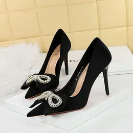 Chaussures habillées talons hauts pour les femmes en strass de perle de perle de design italien