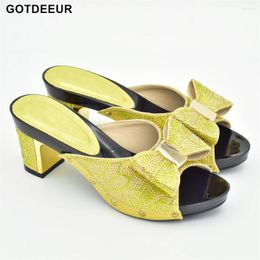 Robe chaussures de haute qualité femmes africaines décorées avec strass femmes bout ouvert élégant nigérian fête pompes mariée