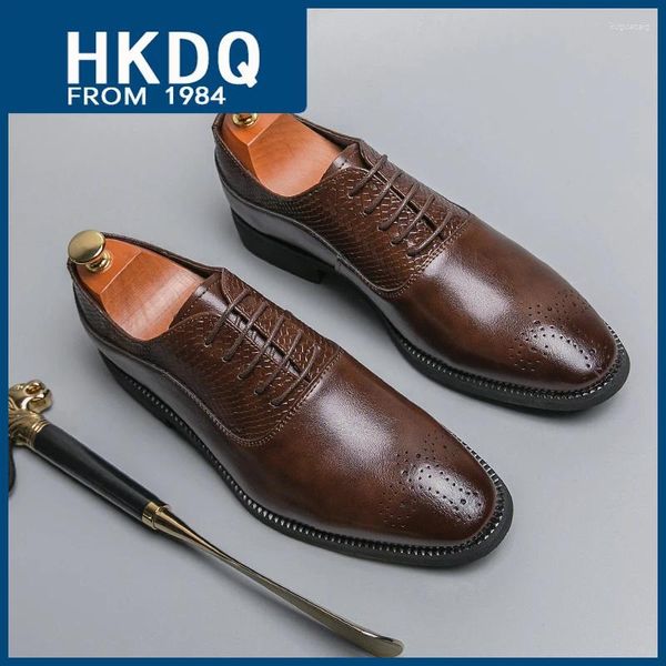 Chaussures habillées hkdq style britannique en cuir marron Brogue Fashion pointu pointues Business Men's Confortable Buffer Casual Man Bureau