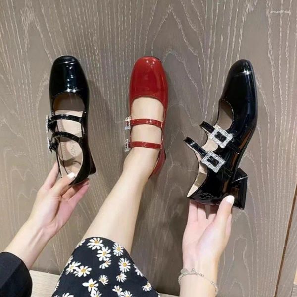 Vestir los zapatos en primavera y verano de 2024 La hebilla de diamantes de imitación de cuero cuadrado con tacones gruesos funciona para zapatos individuales de Mary Jane.