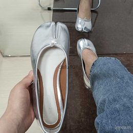 Dress Shoes Ippeum Silver Tabi schoenen vrouwen plus maat 44 witte split teen flats Mary Janes ontwerpers schoenen lolita ballets tabi hkd230817