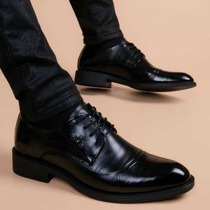 Dress Shoes Italiaans merk Heren Wedding Oxford schoenen Zwart echte lederen brogue Men Dress Shoes Slip op zakelijke formele schoenen voor mannen R230227