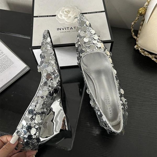 Zapatos de vestir Diseño italiano Bombas de lujo para mujer Decoración de diamantes puntiagudos Metal para mujeres Sandalias Zapatillas de fiesta Rhinestone Lentejuelas