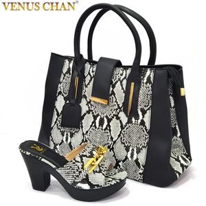 Chaussures habillées italienne dernière conception noir et blanc colorblock motif serpent plate-forme talons hauts pour femmes sacs à main assortis à vendre 231116