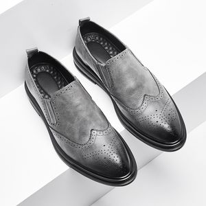 Dress Shoes Italiaanse mannen kledingschoenen glijden brogue lederen schoenen voor man plus size point teen zakelijke casual heren formele schoenen voor bruiloft 230823