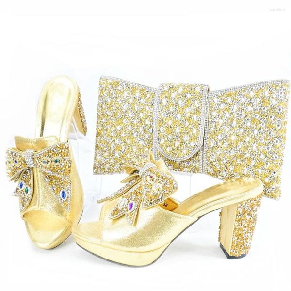 Zapatos de vestir Rhinestone italiano Color dorado Damas y bolso a juego Conjunto Bombas de diseño de moda para fiesta de noche
