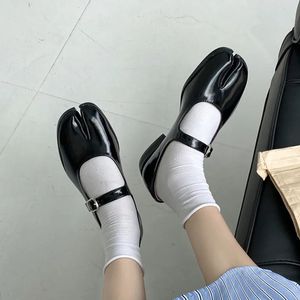Chaussures habillées Japonais Traf Ninja Tabi Mary Janes Femmes Ceinture Boucle Chaussures Dames Split Toe Trotters Mocasines Lolita JK Uniforme Appartements Femelle 231031