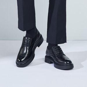 Zapatos de vestir Kangnai Hombres Formal Brogue Cuero de vaca genuino con cordones Punta redonda Pisos Oficina Negocios Masculino Derby