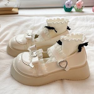 Chaussures habillées Kawaii dentelle Bowknot blanc Lolita chaussures femmes coeur boucle plate-forme Mary Janes femme Style japonais en cuir verni Jk chaussures 231031