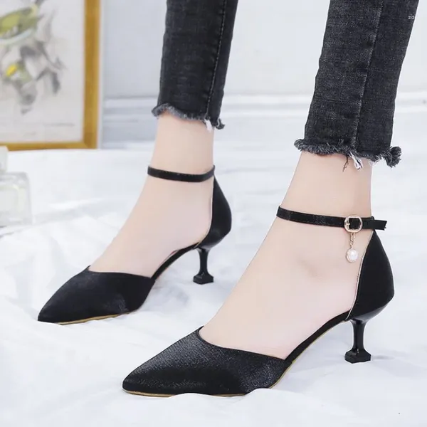 Chaussures habillées version coréenne de la mode évider unique pour les femmes printemps été pointu une ligne boucle talon fin talons hauts